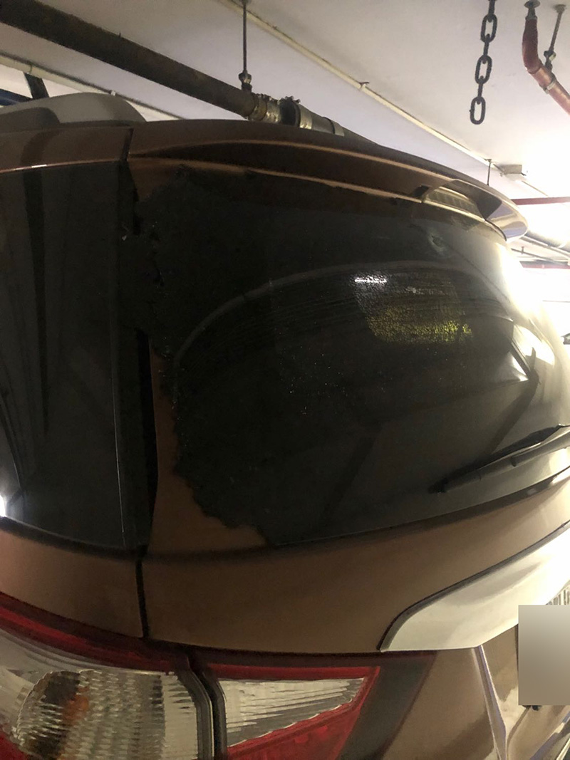 สาวถอยรถชนอาคารในที่จอด กระจกหลังแตก