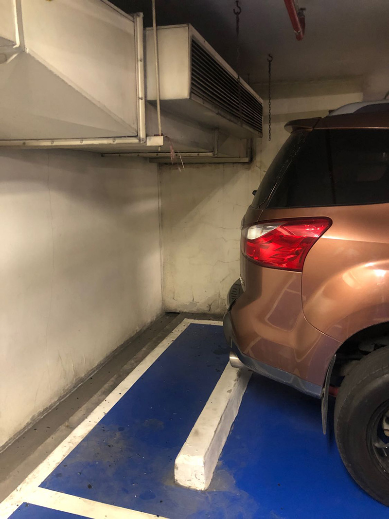 สาวถอยรถชนอาคารในที่จอด กระจกหลังแตก