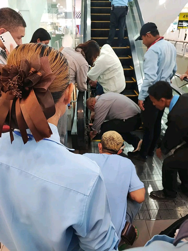 หนุ่มวัย 17 ถูกบันไดเลื่อนห้างดังดูด