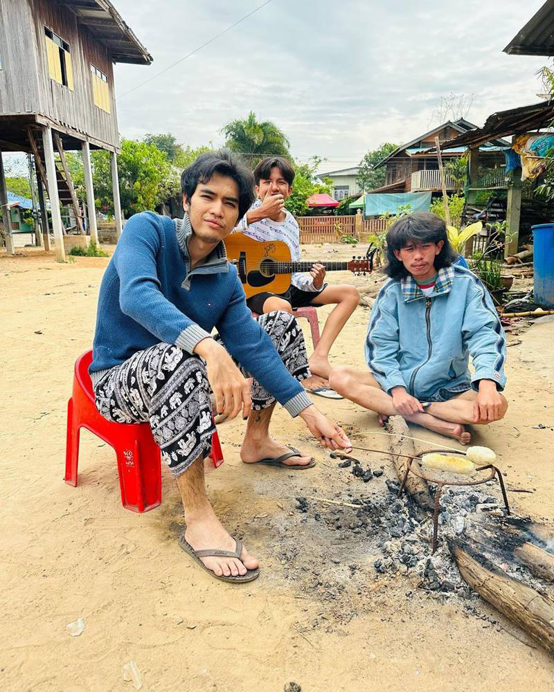 เห็นอ้ายมาจี่ข้าวเหนียวกับกองไฟ เงยหน้าขึ้นมา นี่มันซุปตาร์ 150 ล้านวิว 