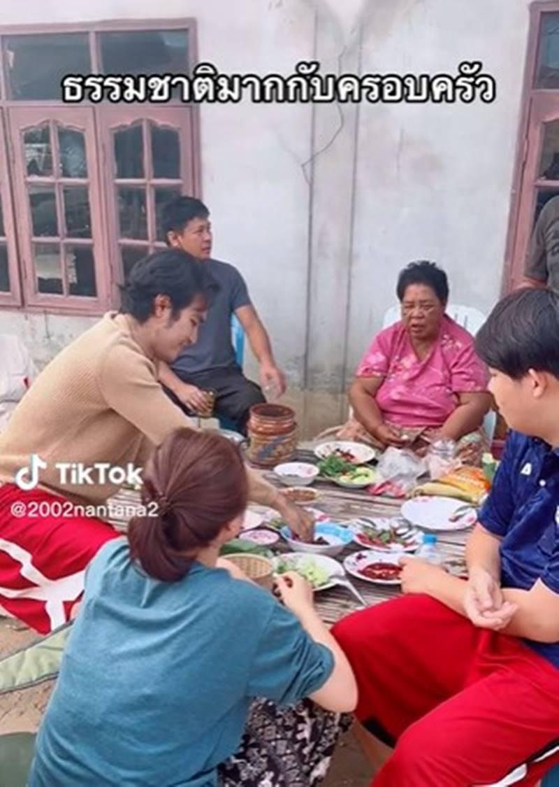 เห็นอ้ายมาจี่ข้าวเหนียวกับกองไฟ เงยหน้าขึ้นมา นี่มันซุปตาร์ 150 ล้านวิว 