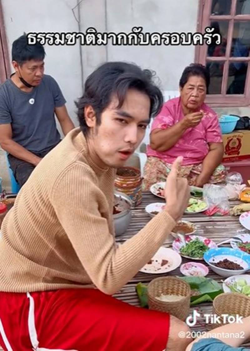 เห็นอ้ายมาจี่ข้าวเหนียวกับกองไฟ เงยหน้าขึ้นมา นี่มันซุปตาร์ 150 ล้านวิว 