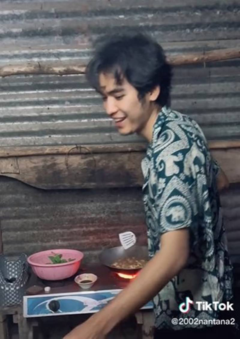 เห็นอ้ายมาจี่ข้าวเหนียวกับกองไฟ เงยหน้าขึ้นมา นี่มันซุปตาร์ 150 ล้านวิว 