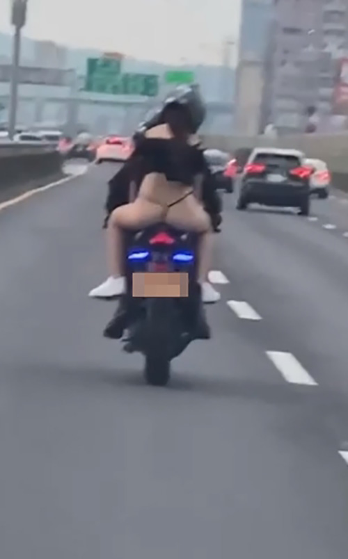 ขับรถเหยียบเบรกแรง เจอชุดสาวซ้อนมอเตอร์ไซค์ 