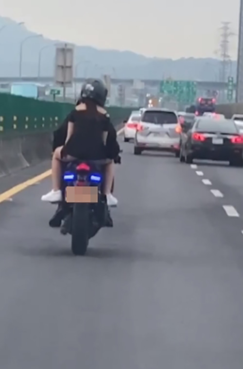 ขับรถเหยียบเบรกแรง เจอชุดสาวซ้อนมอเตอร์ไซค์ 