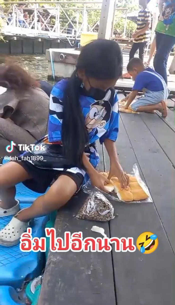 สาวน้อยให้อาหารปลาแบบโอมากาเสะ ป้อนถึงปาก คำเดียวอิ่มทั้งวัน