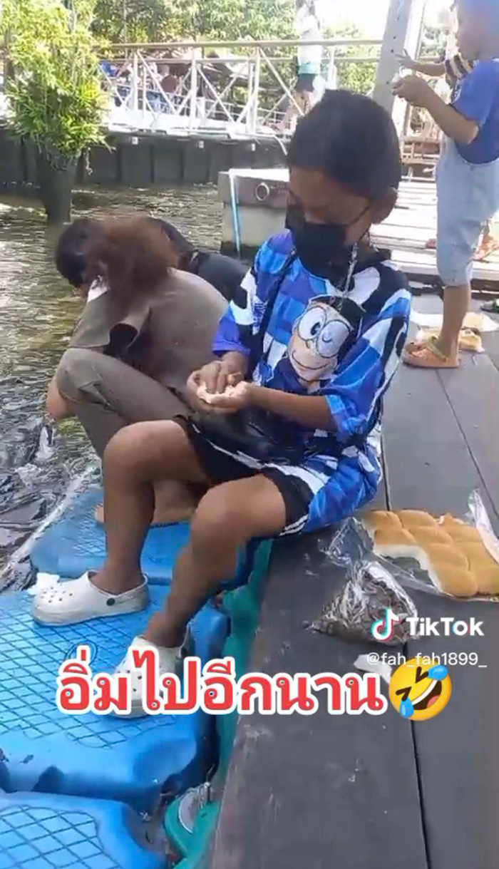 สาวน้อยให้อาหารปลาแบบโอมากาเสะ ป้อนถึงปาก คำเดียวอิ่มทั้งวัน