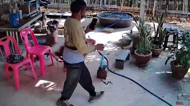 ลูกสาวแอบดูกล้อง กลัวพ่อทำสวนเหนื่อย กลับเจอภาพบาดตา