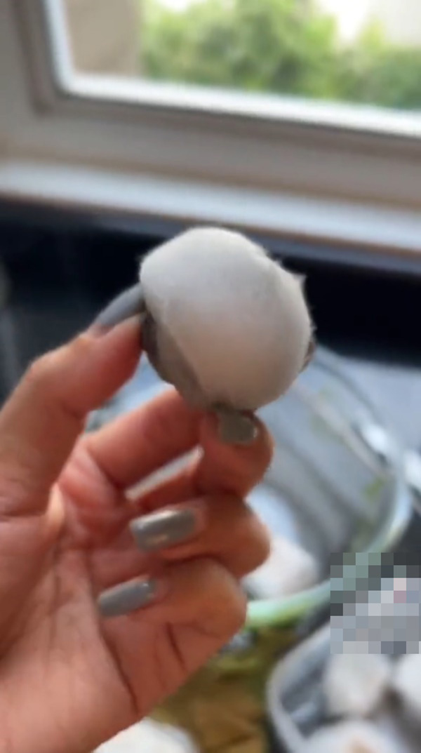 สาวกินเต้าหู้ขน