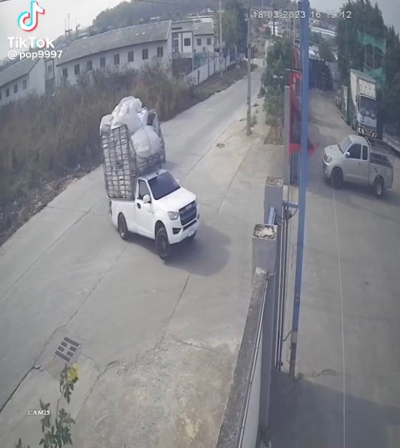 บทชีวิตรถกระบะ สู้ชีวิตบรรทุกของหนักจนล้อชี้ฟ้า