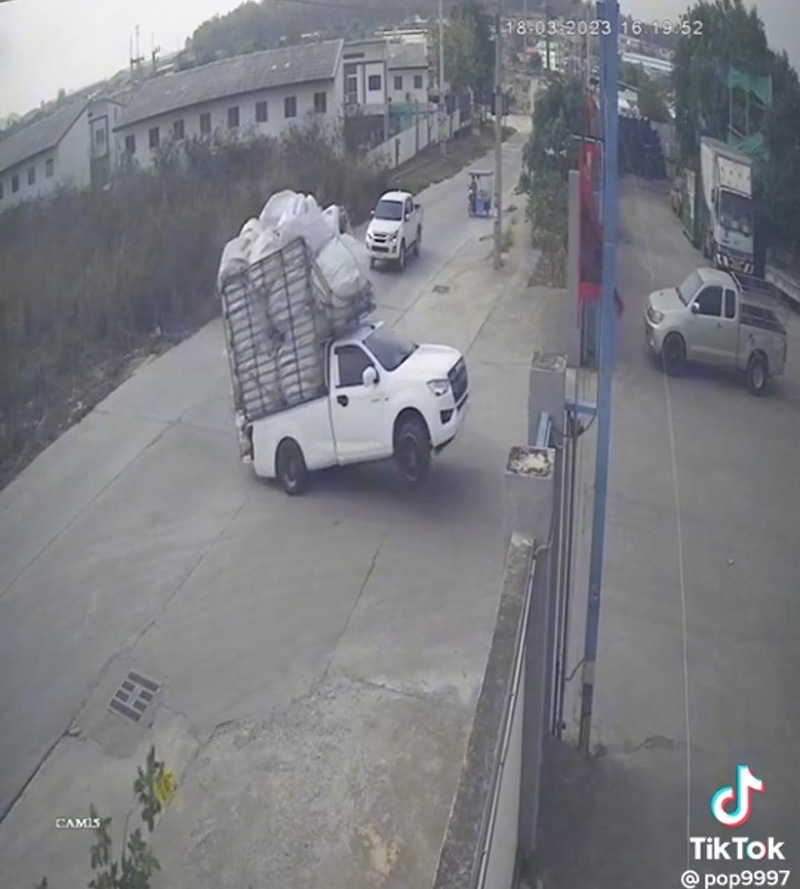 บทชีวิตรถกระบะ สู้ชีวิตบรรทุกของหนักจนล้อชี้ฟ้า