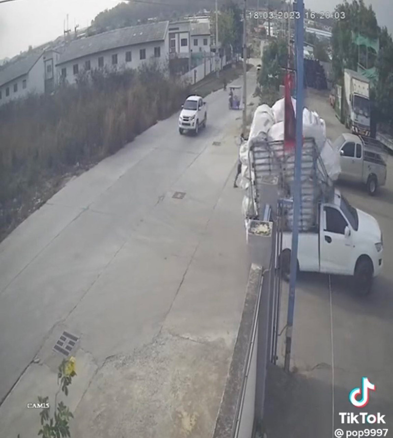 บทชีวิตรถกระบะ สู้ชีวิตบรรทุกของหนักจนล้อชี้ฟ้า