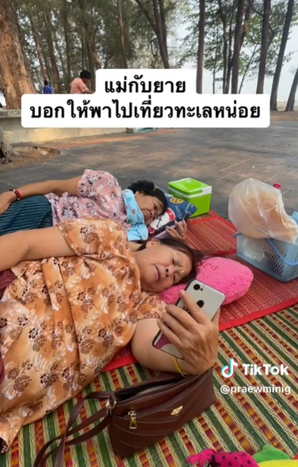 เมื่อแม่กับยายอยากเที่ยวทะเล ลูกสาวพามาถึงที่