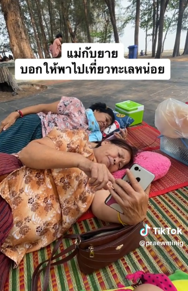 เมื่อแม่กับยายอยากเที่ยวทะเล ลูกสาวพามาถึงที่