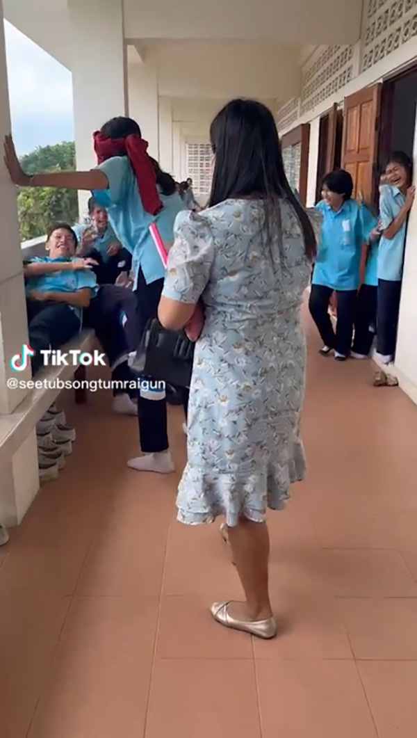 นร เล่นปลาเป็นปลาตายรอครูมาสอน เพื่อนก็ช่างไม่พูด หมับเข้าเต็มหัว