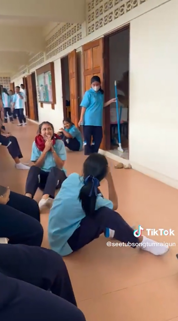 นร เล่นปลาเป็นปลาตายรอครูมาสอน เพื่อนก็ช่างไม่พูด หมับเข้าเต็มหัว