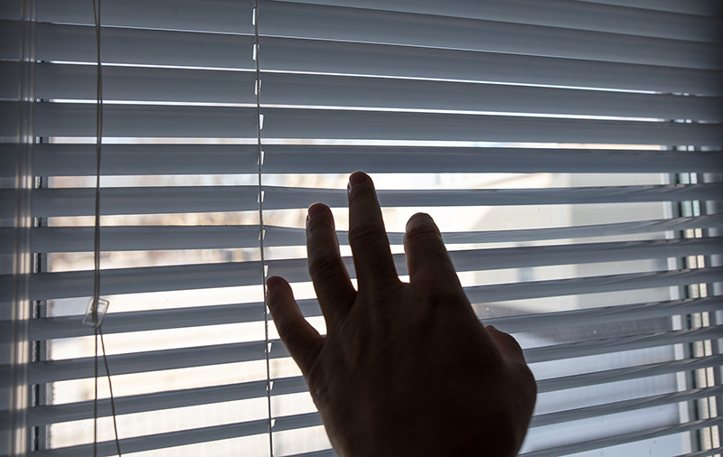 หนุ่มกังวลเพื่อนบ้านเป็นทหาร ขนปืนเข้า ออกบ่อย ดูไม่น่าไว้ใจกะแจ้ง ตร โดนทัวร์ลงเฉย