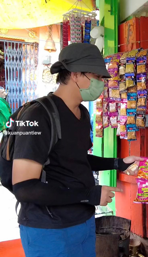 หนุ่มรีวิวขนมอินเดีย เห็นยี่ห้อแล้วคาใจ Tedhe Medhe 