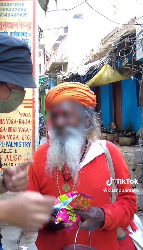 หนุ่มรีวิวขนมอินเดีย เห็นยี่ห้อแล้วคาใจ Tedhe Medhe 