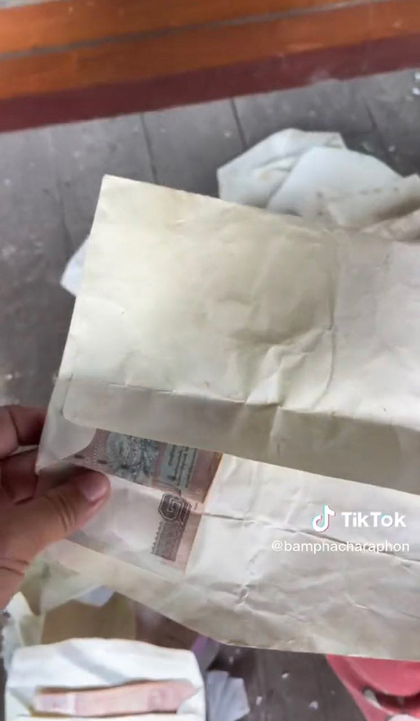 แม่เก็บบ้านจะเอาขยะไปเผา ดันเจอซองงานบวชเมื่อ 10 ปีก่อน 