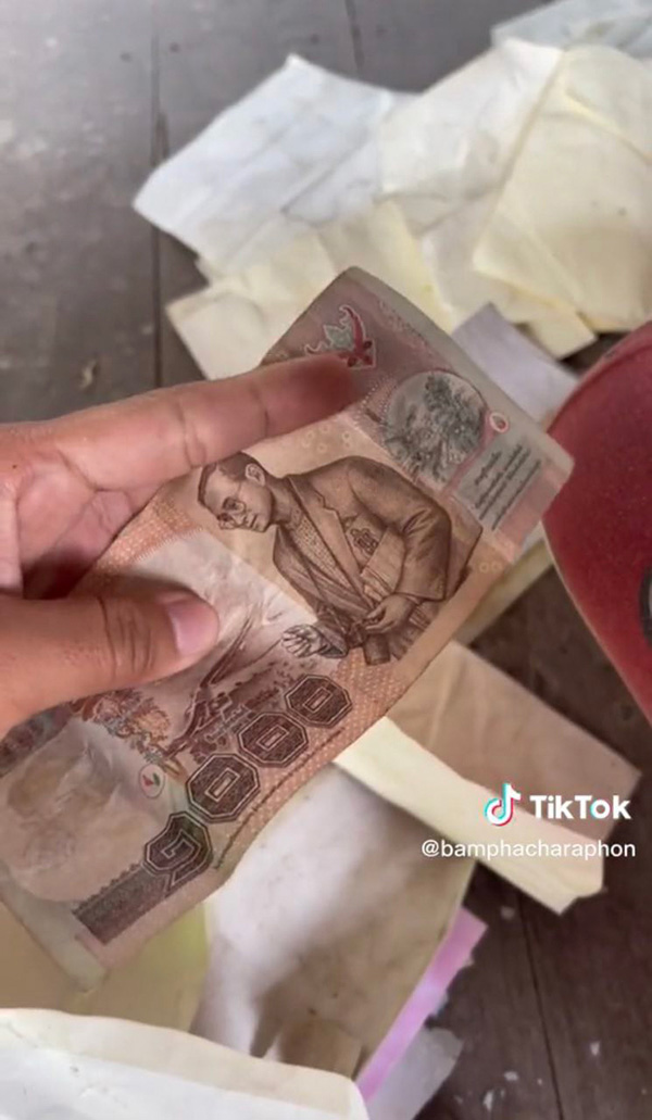 แม่เก็บบ้านจะเอาขยะไปเผา ดันเจอซองงานบวชเมื่อ 10 ปีก่อน 