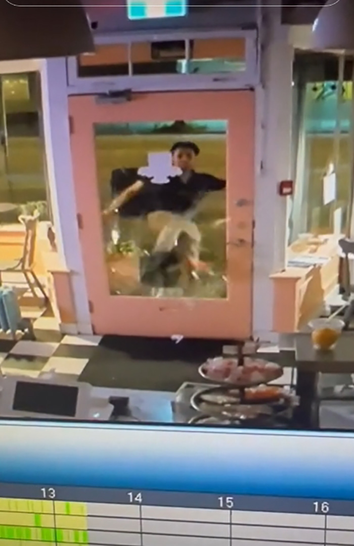 โจรตั้งใจมาปล้นร้านเบเกอรี่ แต่กลับตัวเป็นคนดีใน 3 วินาที