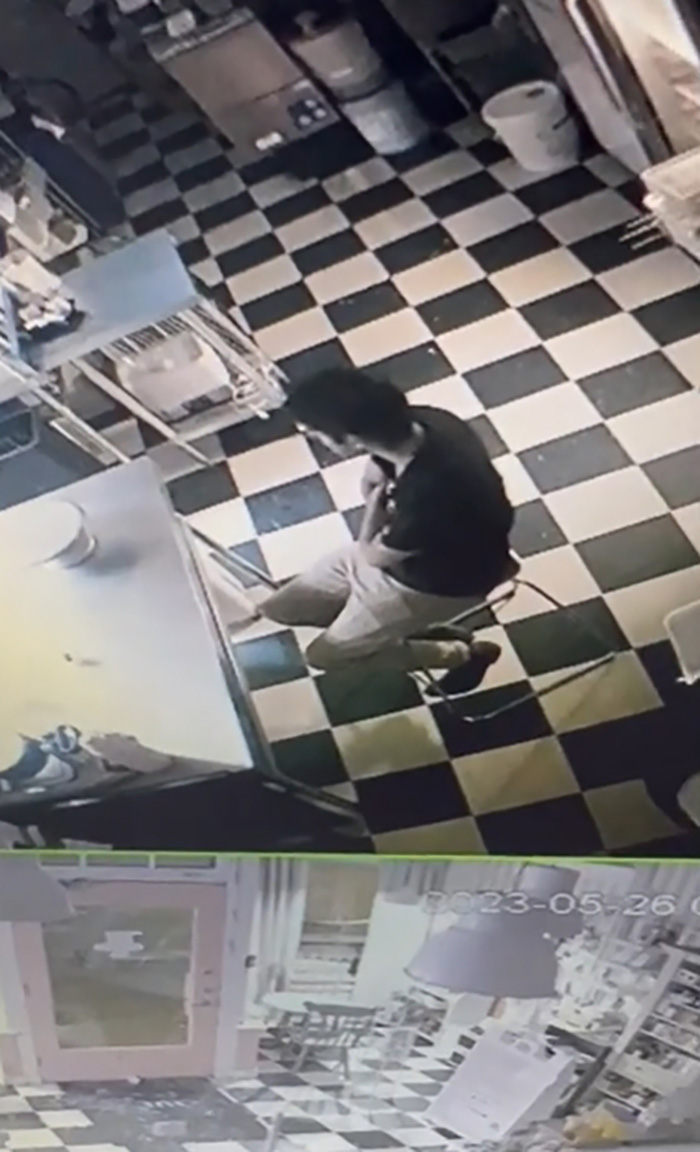 โจรตั้งใจมาปล้นร้านเบเกอรี่ แต่กลับตัวเป็นคนดีใน 3 วินาที