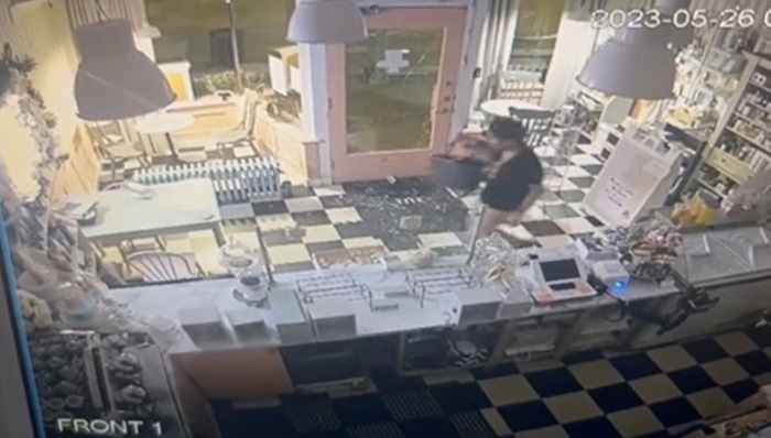 โจรตั้งใจมาปล้นร้านเบเกอรี่ แต่กลับตัวเป็นคนดีใน 3 วินาที