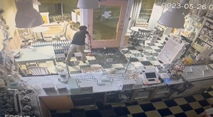 โจรตั้งใจมาปล้นร้านเบเกอรี่ แต่กลับตัวเป็นคนดีใน 3 วินาที