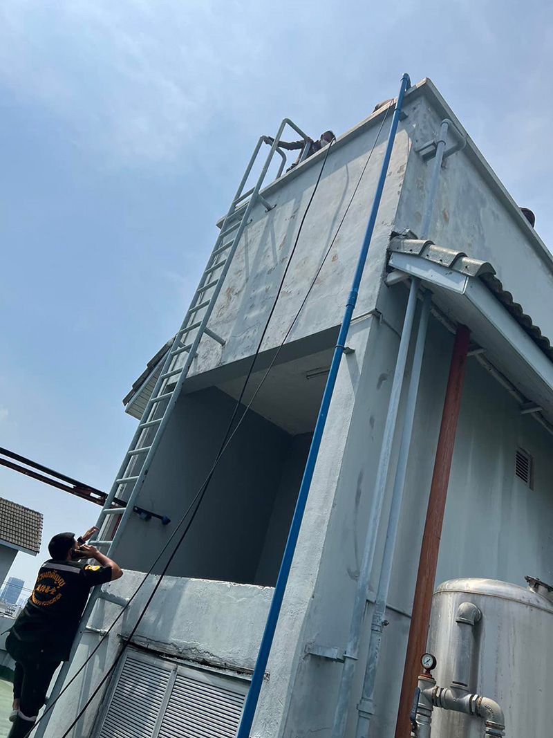 2 พนักงาน ทำความสะอาดแท็งก์น้ำคอนโดดัง