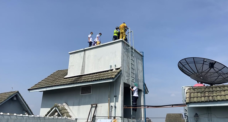 2 พนักงาน ทำความสะอาดแท็งก์น้ำคอนโดดัง