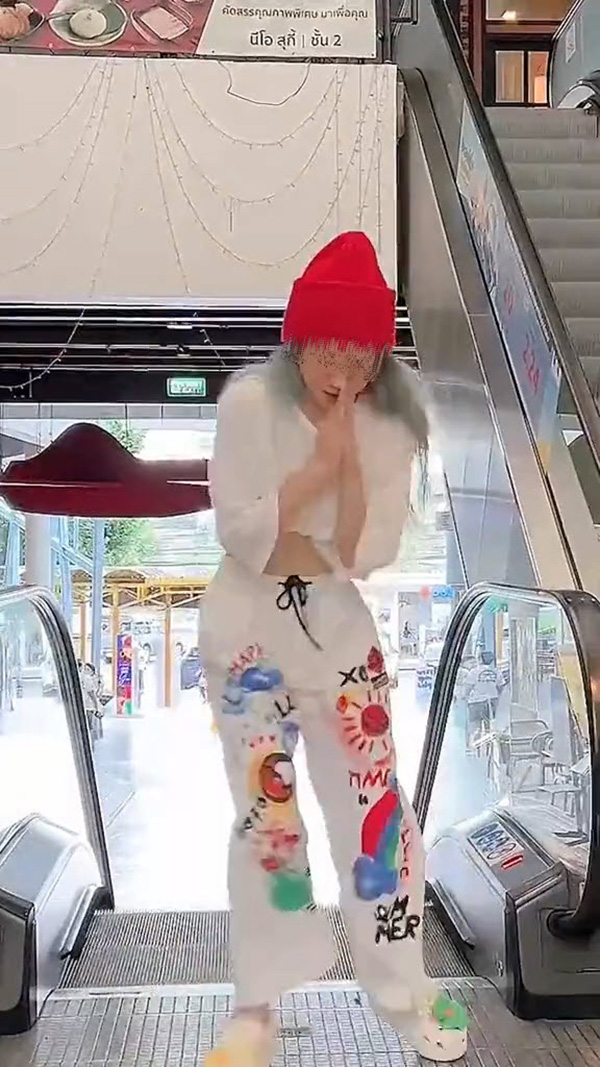 ดาว TikTok ลงคอนเทนต์บันไดเลื่อน เล่นใหญ่จนส่อดราม่า แฉใครติงเจอบล็อก ลบเมนต์ 