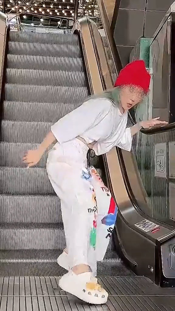 ดาว TikTok ลงคอนเทนต์บันไดเลื่อน เล่นใหญ่จนส่อดราม่า แฉใครติงเจอบล็อก ลบเมนต์ 