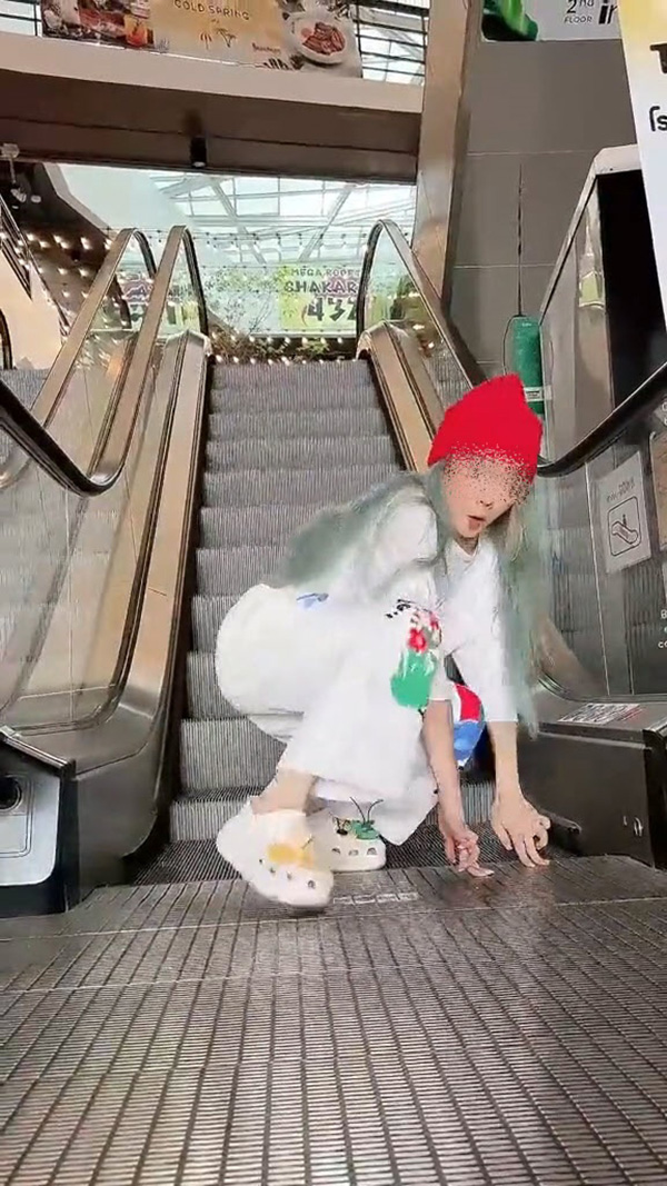 ดาว TikTok ลงคอนเทนต์บันไดเลื่อน เล่นใหญ่จนส่อดราม่า แฉใครติงเจอบล็อก ลบเมนต์ 