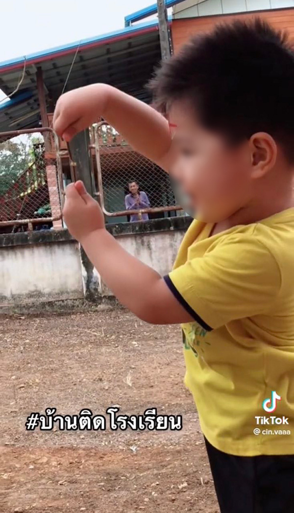 เอ็นดู ส่งลูกไปเรียนวันแรก แต่บ้านดันติดโรงเรียน 