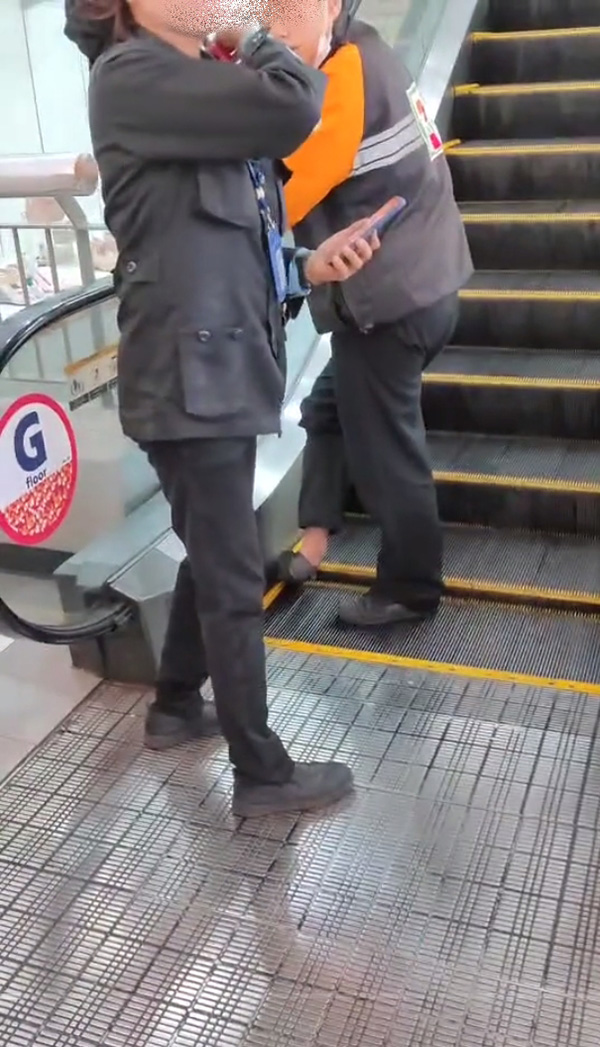 หนุ่มวัย 17 ถูกบันไดเลื่อนห้างดังดูด