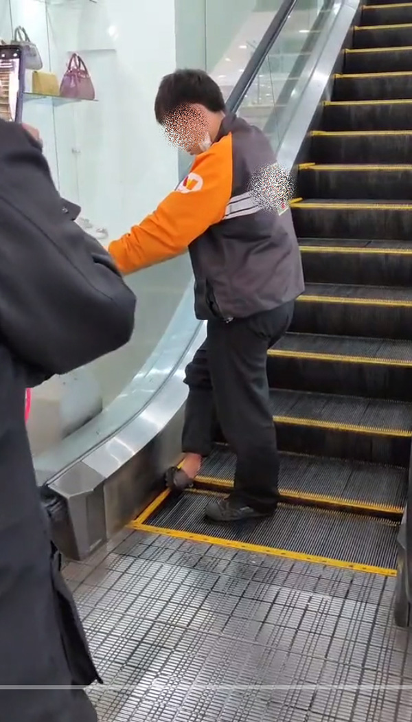 หนุ่มวัย 17 ถูกบันไดเลื่อนห้างดังดูด