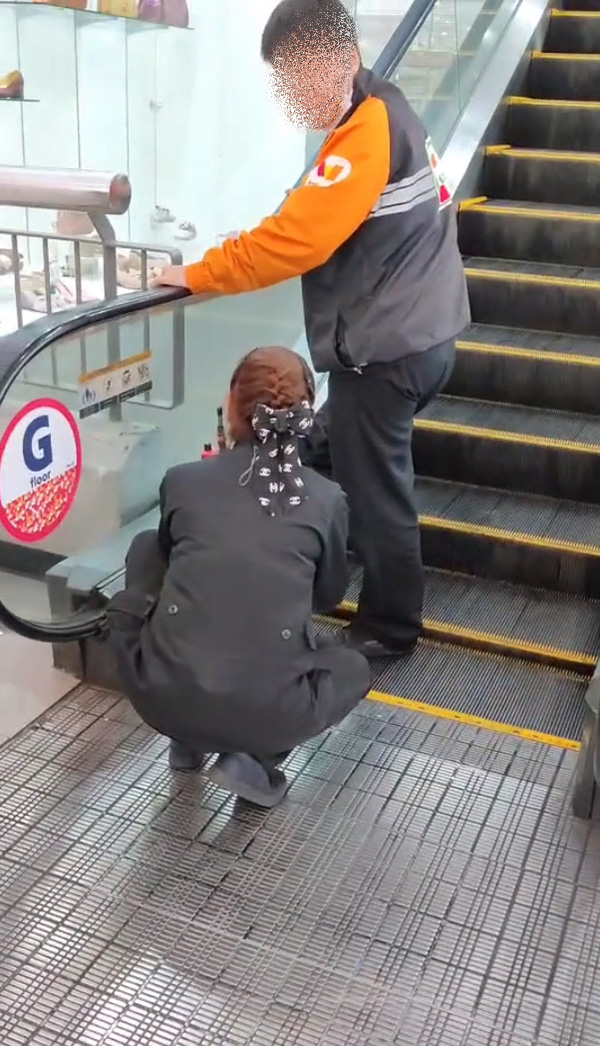 หนุ่มวัย 17 ถูกบันไดเลื่อนห้างดังดูด