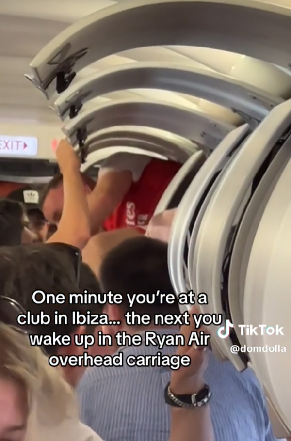 ผู้โดยสารสุดงง หนุ่มตื่นมาบนช่องเก็บกระเป๋าเครื่องบิน