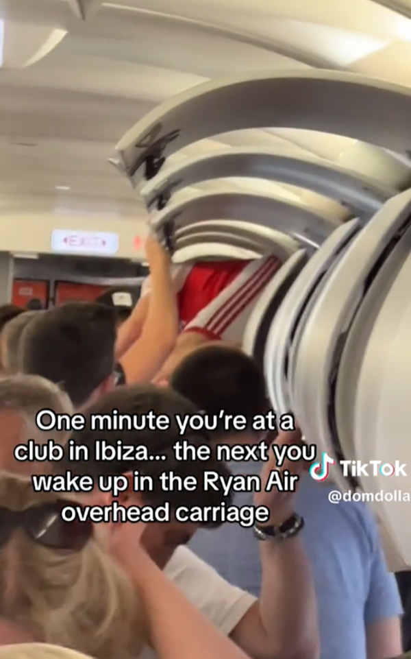 ผู้โดยสารสุดงง หนุ่มตื่นมาบนช่องเก็บกระเป๋าเครื่องบิน