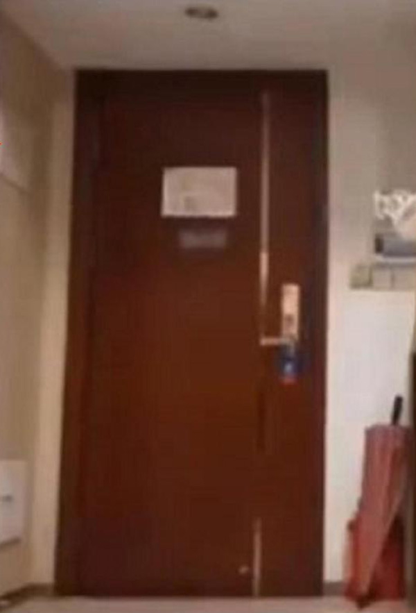 คู่รักเล่นแผลง ออกไปแซ่บตรงโถงทางเดิน