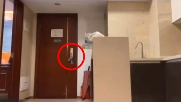 คู่รักเล่นแผลง ออกไปแซ่บตรงโถงทางเดิน