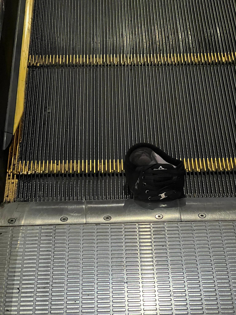 รองเท้าถูกดูดติดคาบันไดเลื่อน 