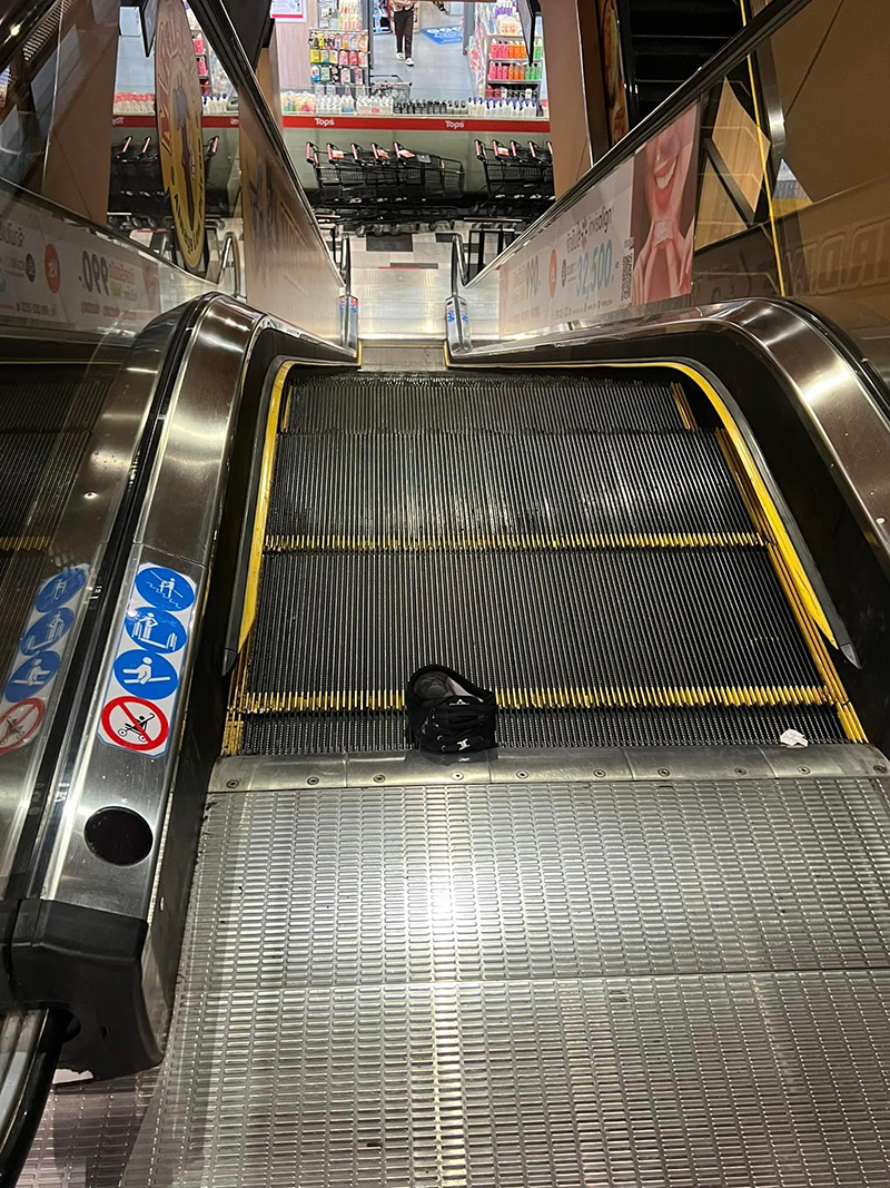 รองเท้าถูกดูดติดคาบันไดเลื่อน 