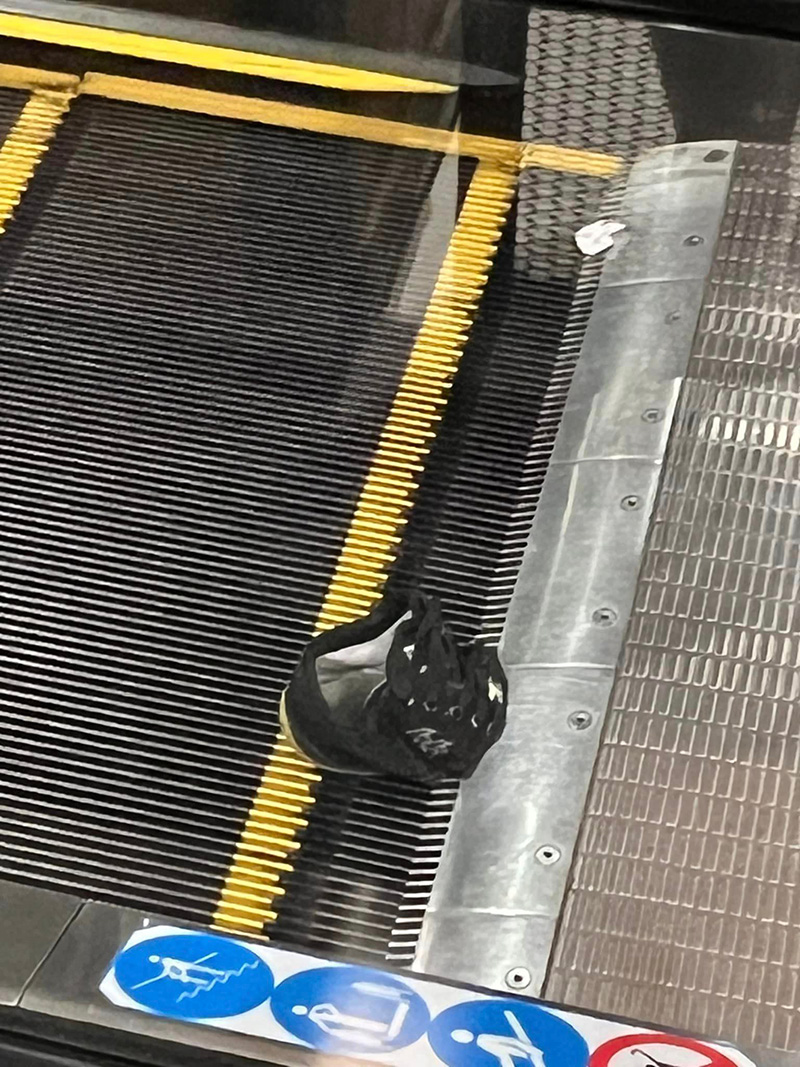 รองเท้าถูกดูดติดคาบันไดเลื่อน 