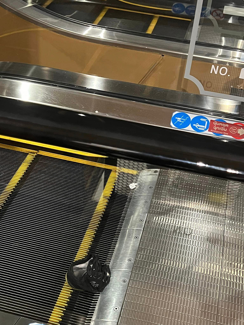 รองเท้าถูกดูดติดคาบันไดเลื่อน 