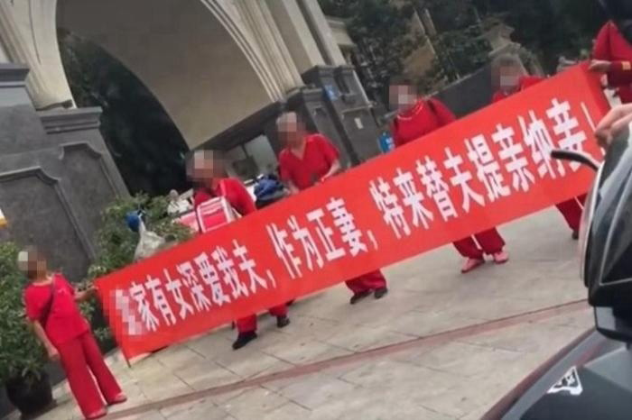 เมียเก่าบุกงานแต่ง ถือป้ายข้อความอ่านแล้วจี๊ด 