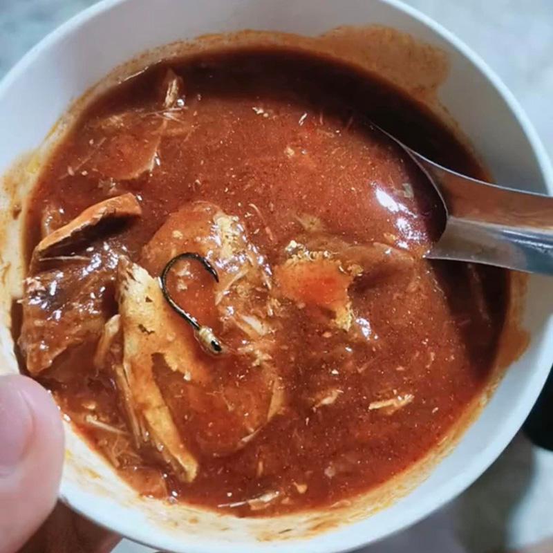 แกะปลากระป๋องยี่ห้อดัง เทออกมาเจอเบ็ดตกปลา ลั่นไม่ให้อภัย 100% 