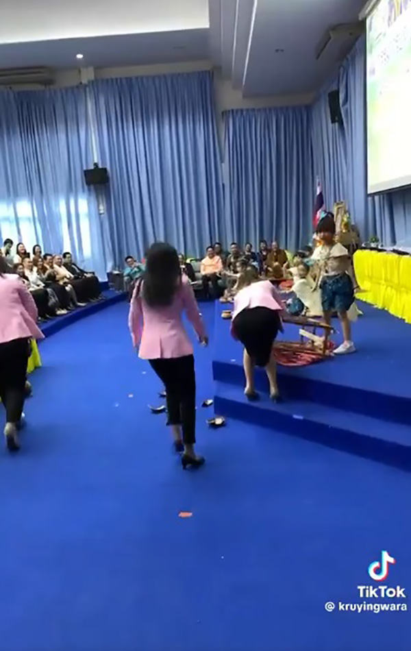 เด็กโชว์ดีดไห 