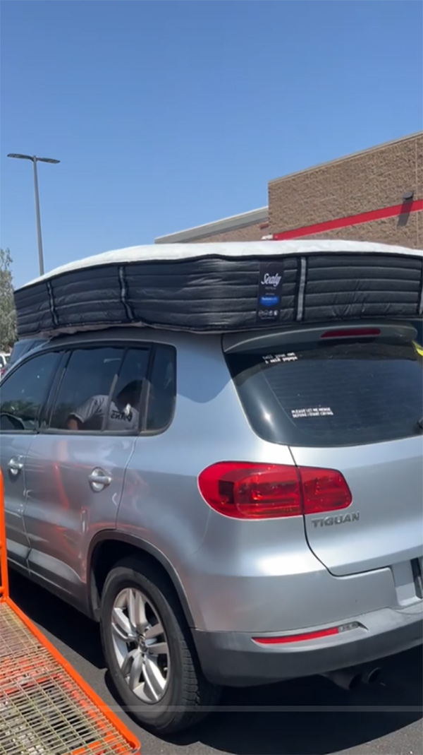 คู่รักขนที่นอนไปขอคืนเงิน 